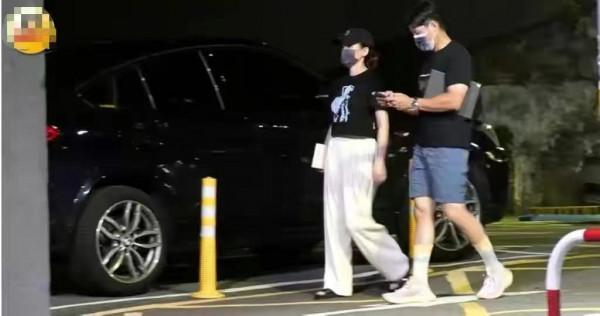 陳喬恩胖得讓人懷疑！攜男友聚會大象腿太搶鏡，全程拿包遮掩小腹