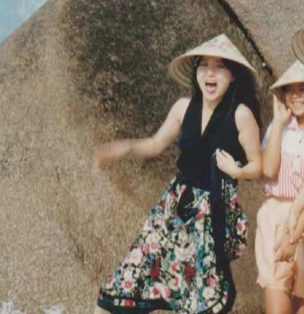 寶釵張莉曬照慶祝陳曉旭冥誕！黛玉穿碎花裙搞怪，難得活潑好可愛