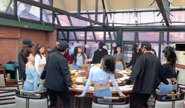 一群女生聚餐，圍著飯桌跳舞，這類影片火起來，來龍去脈是這樣