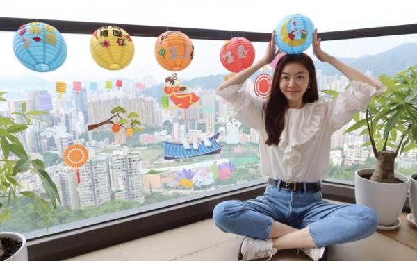 熊黛林曬與雙胞胎女兒過中秋,陽臺上做紙燈籠,母女三人開心比耶 熊黛林曬與雙胞胎女兒過中秋,陽臺上做紙燈籠,母女三人開心比耶