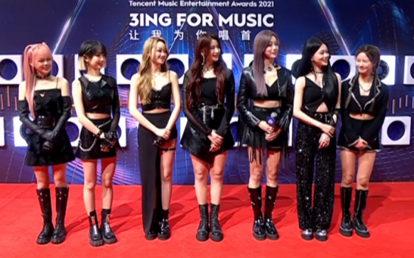 又見紅毯魔鬼打光！明星一臉坑窪，粉底又厚又白好像戴了面具