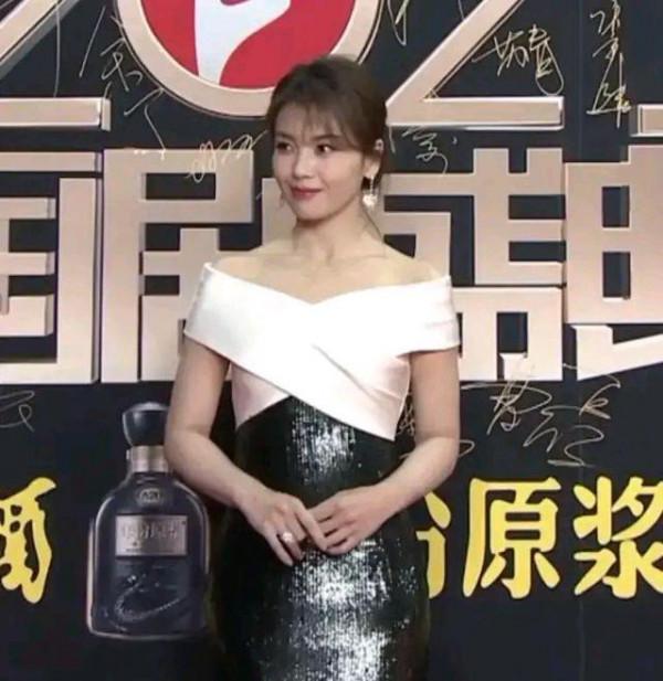 吳越是紅毯主持人剋星?熱依扎自信源自內心?董潔長贅肉了? 吳越是紅毯主持人剋星?熱依扎自信源自內心?董潔長贅肉了?