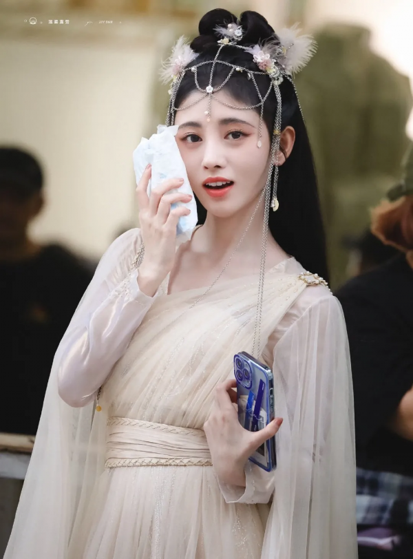 古裝戲沒救了?這些女明星的古裝造型一個比一個奇葩… 古裝戲沒救了?這些女明星的古裝造型一個比一個奇葩…