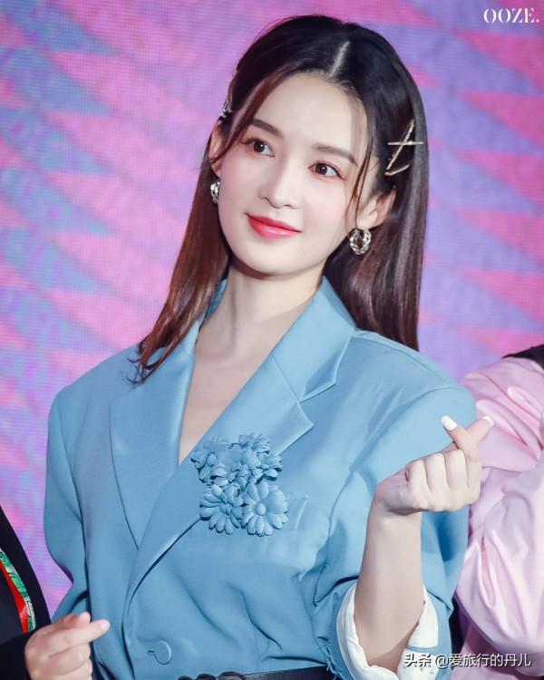 李沁身穿藍色西服套裝清新甜美，盡情散發迷人魅力，幹練又優雅