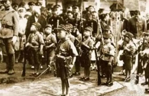 日本投降，士兵回國後，妻子是用什麼方式迎接的？