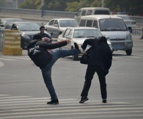 跟人爭吵打架時身體“發抖”說話不利索，這是病嗎？不妨瞭解一下