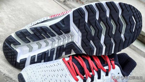 國產跑鞋沒有頂級支撐？361°一大力作，效能堪比亞瑟士Kayano
