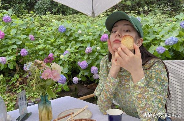 迪麗熱巴下班久違自拍，穿大碼T恤塗紅唇搞怪，360度全方位無死角