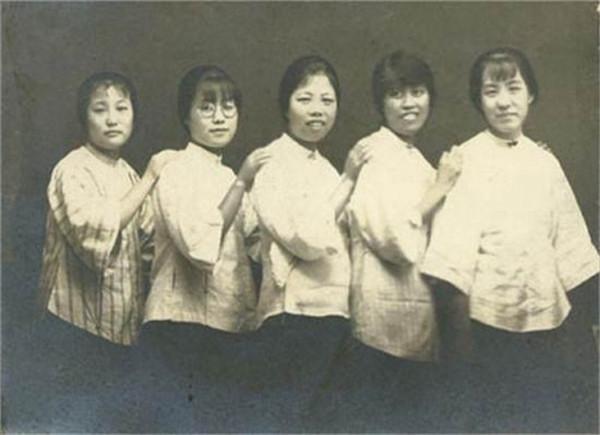 中央常委被捕，女特工賀治華急報有叛徒，陳賡卻偵破：她就是叛徒