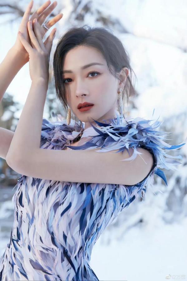 萬茜冬天不怕冷，穿單薄羽毛裙漫步雪地中，再現“雪女”