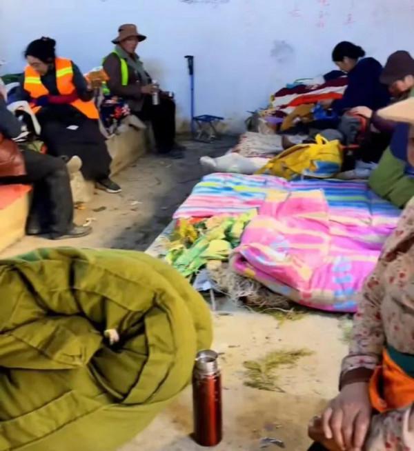 降央卓瑪旅行西藏林芝，與眾人同住簡陋的留宿點