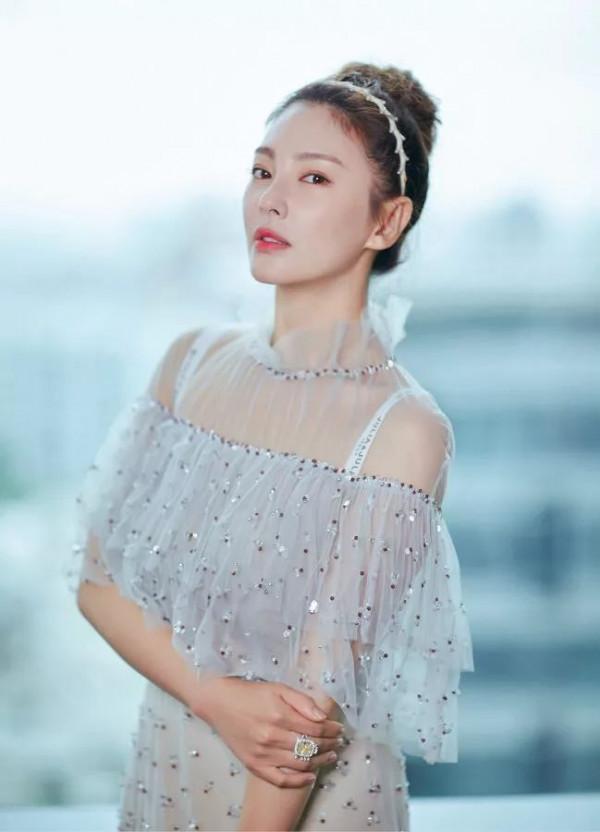 張雨綺攜男友遊日本,針織衫配丸子頭很減齡,一副戀愛少女的模樣 張雨綺攜男友遊日本,針織衫配丸子頭很減齡,一副戀愛少女的模樣