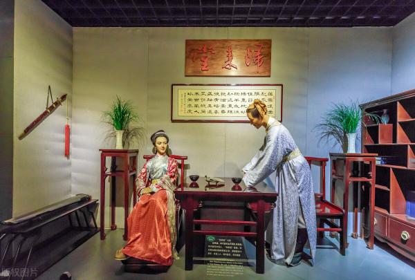 李清照寫詩說:“女子應該學會害羞” 我寫詩說:“害羞值銀幾兩？”