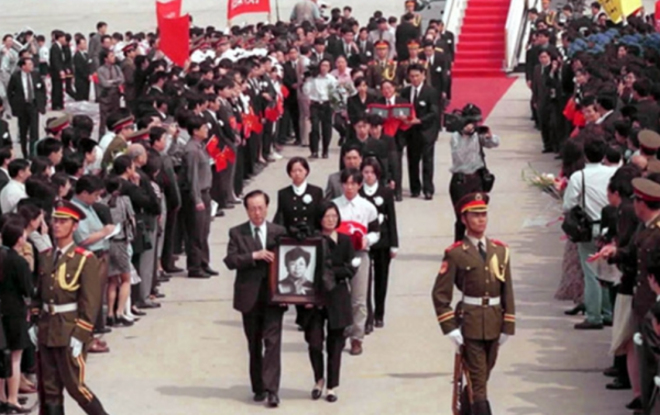 1999年北約轟炸,女記者邵雲環犧牲,丈夫雙眼重傷醒來:淚灑床前 1999年北約轟炸,女記者邵雲環犧牲,丈夫雙眼重傷醒來:淚灑床前