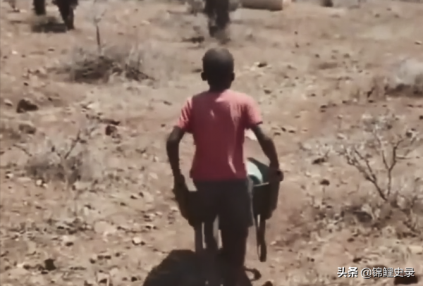 真實故事:非洲14歲窮苦男孩,8年前被父母拋棄,做苦工撫養2個弟弟
