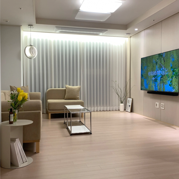 這對韓國夫婦的婚房，80㎡精裝房放棄大拆大改，軟裝佈置舒適溫馨