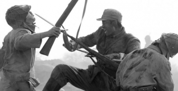 抗戰時期日軍與中國軍隊拼刺刀時，為何會退掉自己槍裡的子彈