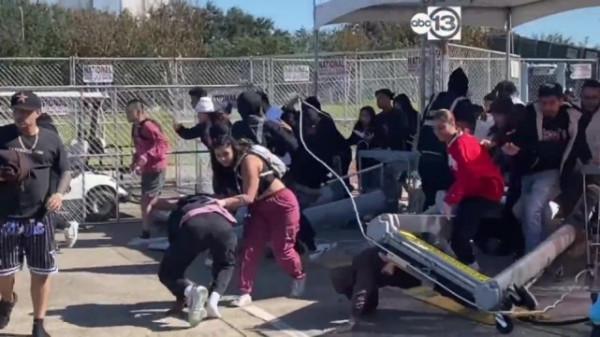 準妹夫演唱會悲劇剛發生兩天,科勒就曬魅力自拍,遭網友激烈批評 準妹夫演唱會悲劇剛發生兩天,科勒就曬魅力自拍,遭網友激烈批評