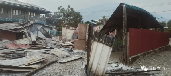 到處都在打仗！房子被炸！緬甸難民坐在地上，雙手合十為緬甸祈福