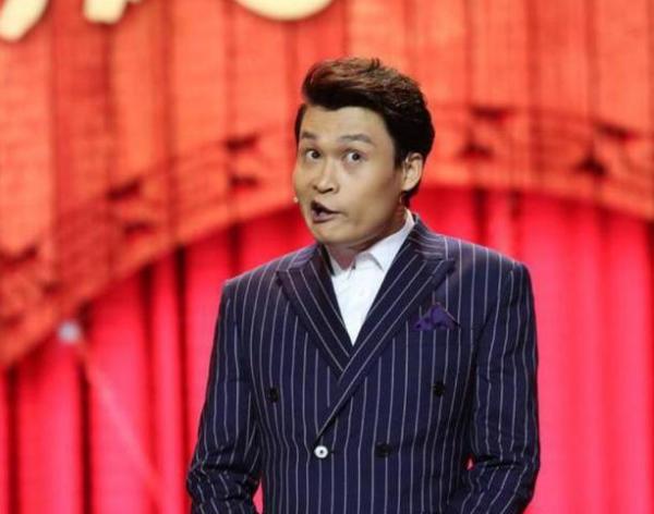 從喜劇演員到酒懵子,小沈龍再三挑戰觀眾底線,把粉絲當“韭菜” 從喜劇演員到酒懵子,小沈龍再三挑戰觀眾底線,把粉絲當“韭菜”