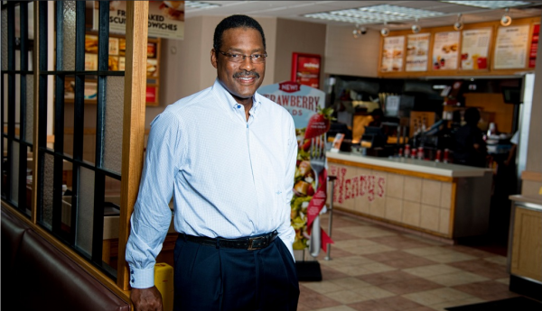 被籃球耽誤的商業奇才：33歲退役投身餐飲業，如今身家超6億