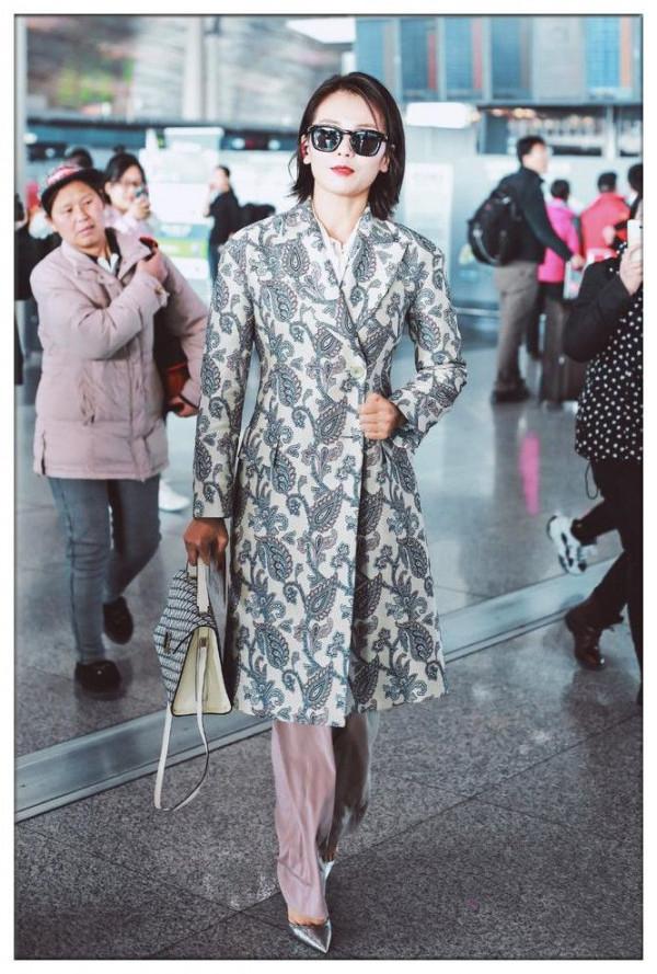 劉濤穿條紋裙亮相優雅又端莊，可她撩開裙子，我卻心疼了