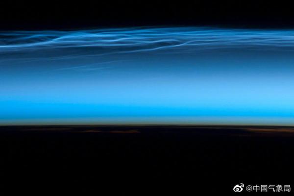 難得一見的奇美雲彩“夜光雲”