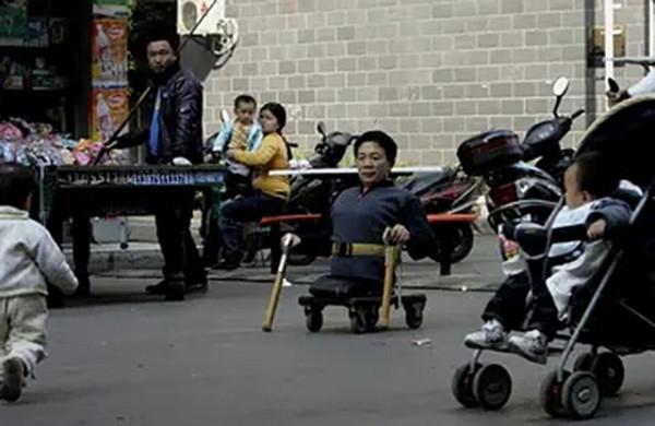 04年彭水林因車禍被“削”為78釐米，妻子不離不棄，今小孫女在手