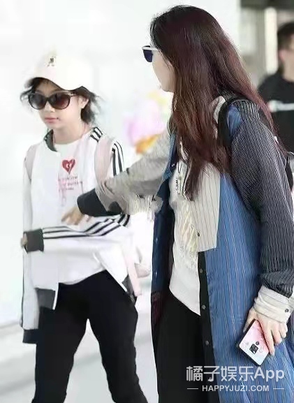 還記得徐崢陶虹的女兒徐小寶嗎？13歲的她越來越漂亮了