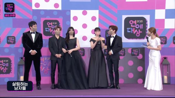 KBS演藝/《超人》紅毯失控!小孩臺上搶麥 訪到一半⋯振瑀逃跑了 KBS演藝/《超人》紅毯失控!小孩臺上搶麥 訪到一半⋯振瑀逃跑了