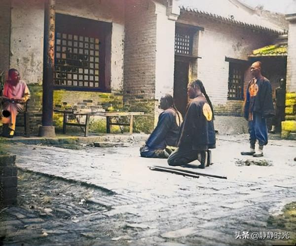 晚清老照片：女子貌美有氣質，衙役下跪，洋人小孩抱大竹筍