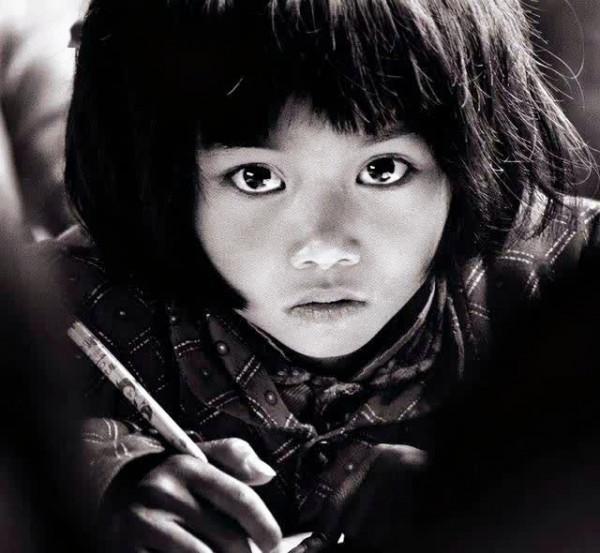 還記得她嗎，一張照片改變命運，時隔30年已從淋雨者變成撐傘人