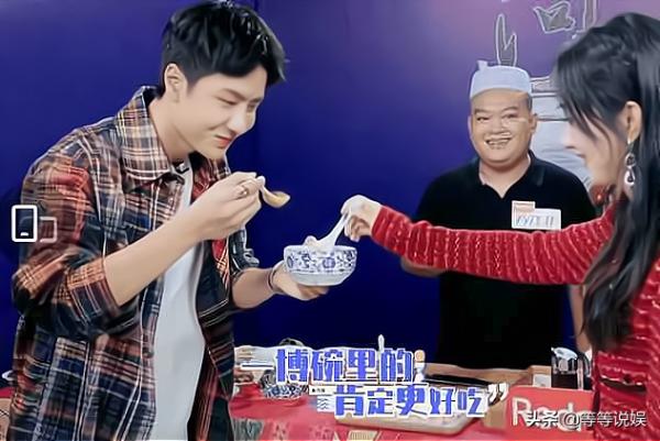 王一博趙麗穎被扒戴同款項鍊行程重合，這就疑似戀愛了，也太扯了