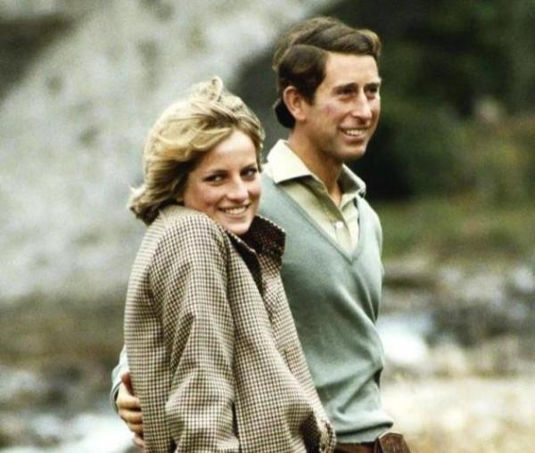 1979年，蒙巴頓將軍被暗殺，查爾斯悲痛落淚，是戴安娜安慰了他