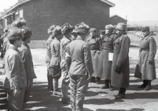 他是富得流油的地主，散盡萬貫財產抗戰，最後和6個兒子全都戰死