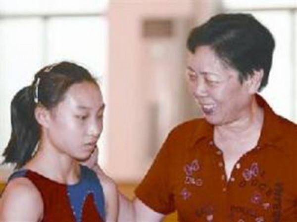 體操少女陸莉16歲奪冠，2年後因病退役，遠嫁美國20多年不改國籍