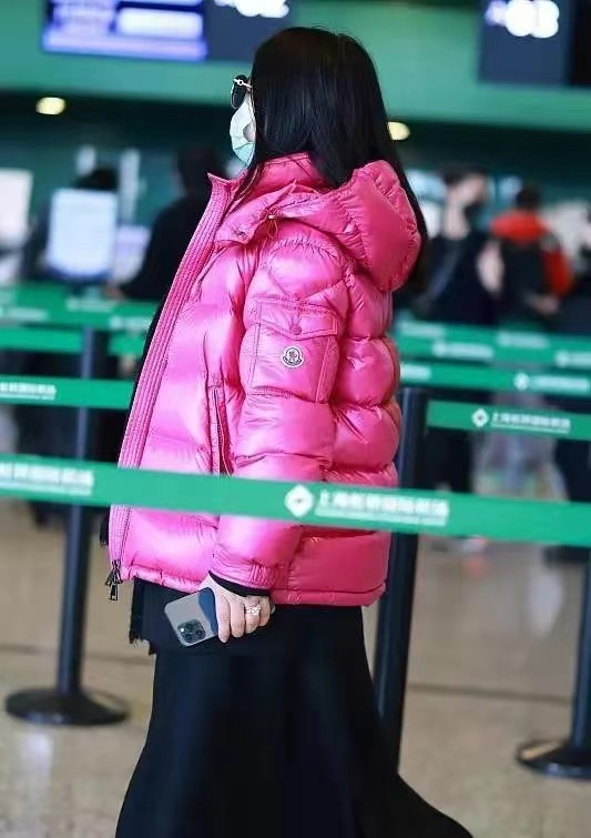 李湘獨自走機場,穿嫩粉色羽絨服體態圓潤,手戴大鑽石頗顯土豪氣 李湘獨自走機場,穿嫩粉色羽絨服體態圓潤,手戴大鑽石頗顯土豪氣