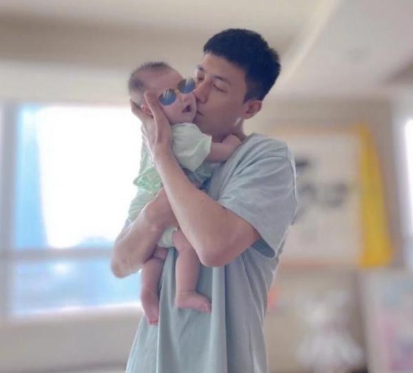 5歲女兒在上海讀書奶奶帶，性格敏感，秦昊：很焦慮沒時間陪孩子