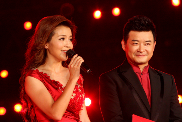 猛人朱迅：端盤洗廁所，簽約日本電臺，拍電影爆紅，入央視成花旦