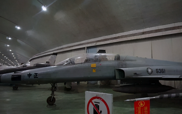 1981年，頂級飛行員黃植誠駕戰機起義，獲65萬獎金，娶美女空姐