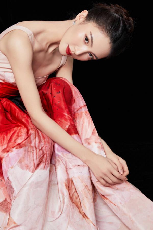 金晨穿淺粉潑墨裙天鵝頸吸睛 燦笑嫣然好美