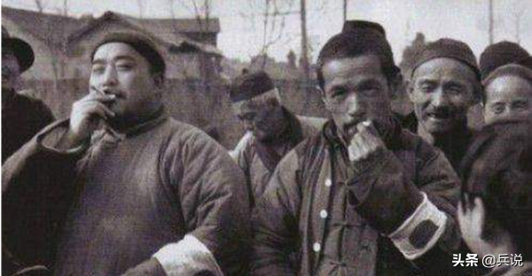 八路軍鋤奸，胸膛補一槍，漢奸居然沒死，只好用斧頭砸腦袋