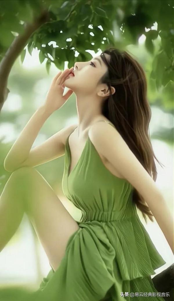 時尚女性時裝，一款純綠色的洋氣時尚連體裙