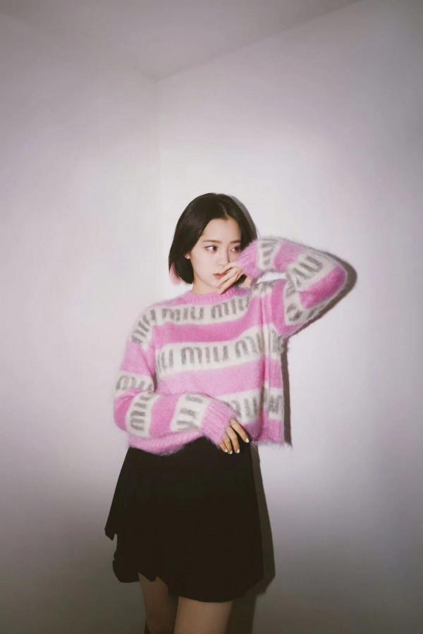 歐陽娜娜的穿搭，剛好適合初秋凹造型，粉紅少女系很好看
