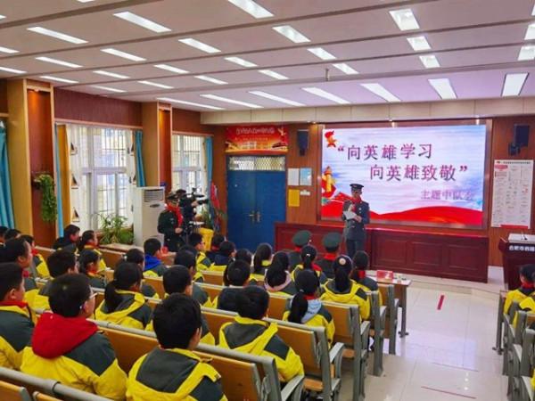 祁發寶身邊的翻譯：已是大四學生，當時沒想太多，職責所在不後退