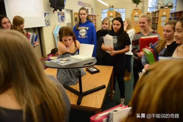 我，出生的時候因為沒有四肢被父母遺棄，但現在我過著幸福的生活