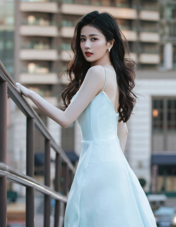 白鹿清新長裙冰清玉潔，精緻妝容氣質十足