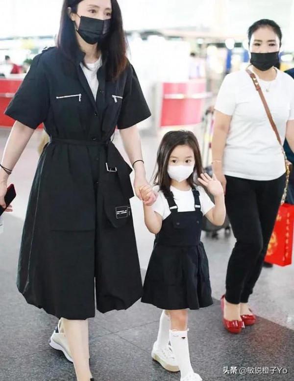 偶遇董璇帶女兒機場現身,溫馨快樂,小女孩酒窩可愛 偶遇董璇帶女兒機場現身,溫馨快樂,小女孩酒窩可愛