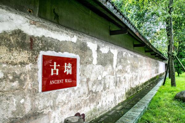 四川人太太太淡定！在“古墓”旁喝茶聊天，2元一杯茶喝得真巴適