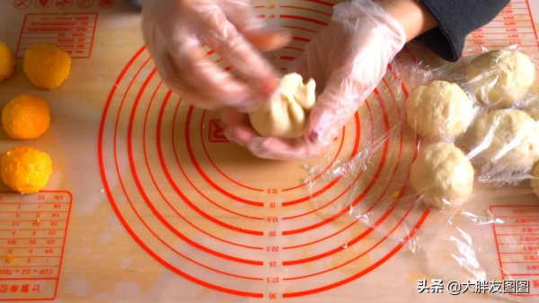 揭秘！奶黃包的家常做法，爆漿流心，軟到捏不住